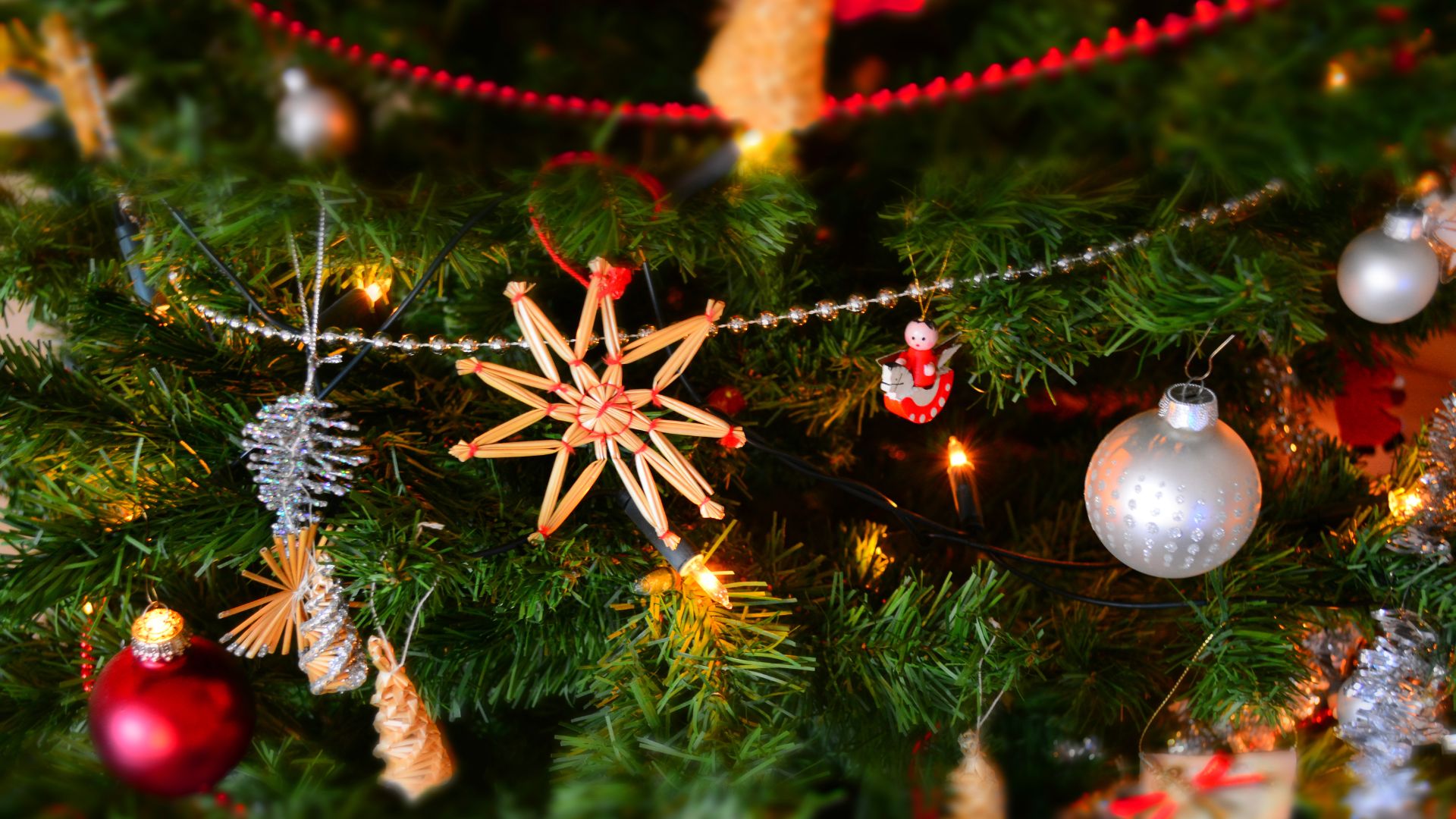 addobbi-natalizi L’Albero di Natale: origini e significati degli addobbi
